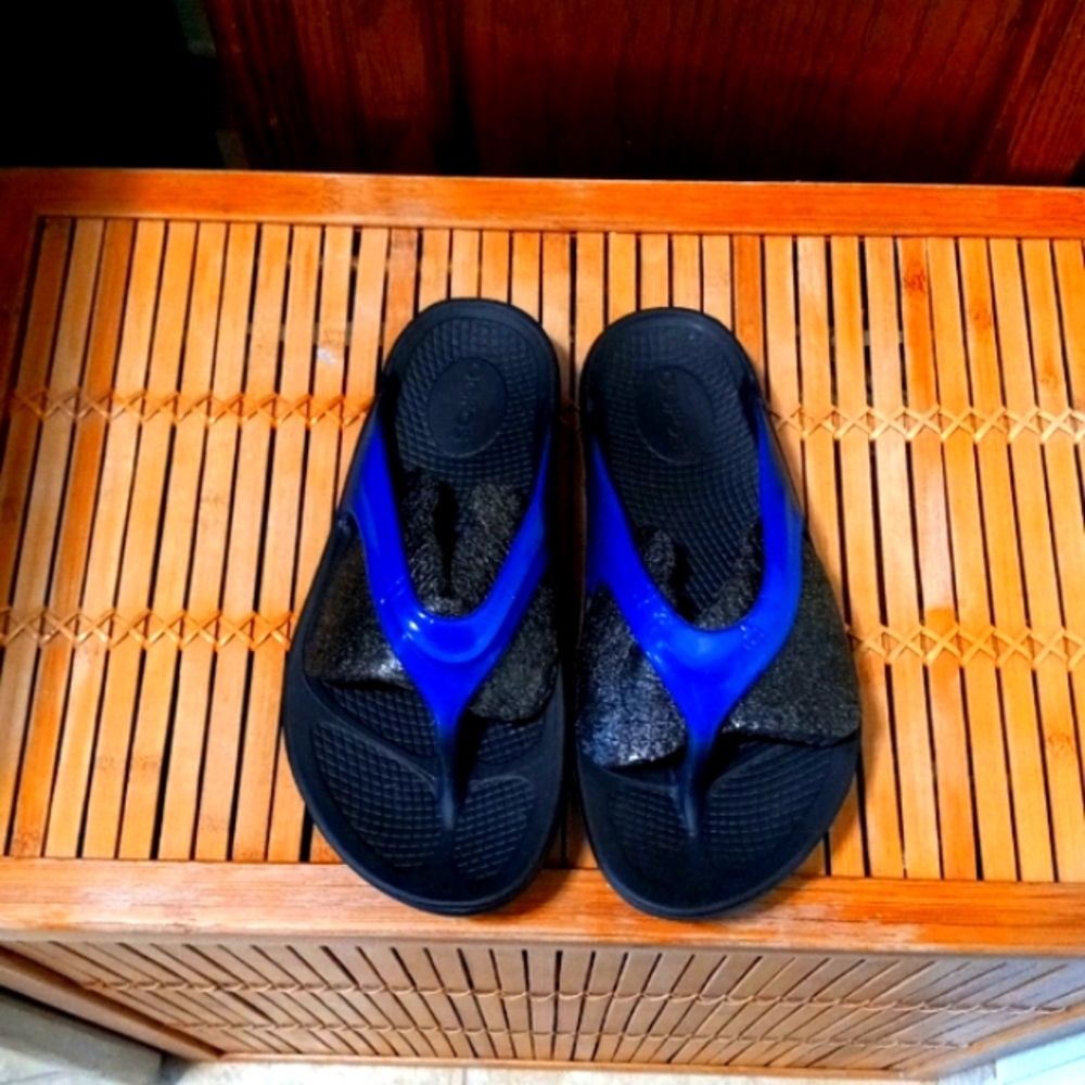 💙🚶‍♀️OOFOS Navy Blue Toe Post Recovery Sandals W/Great Arch Support Sz 6 EU37